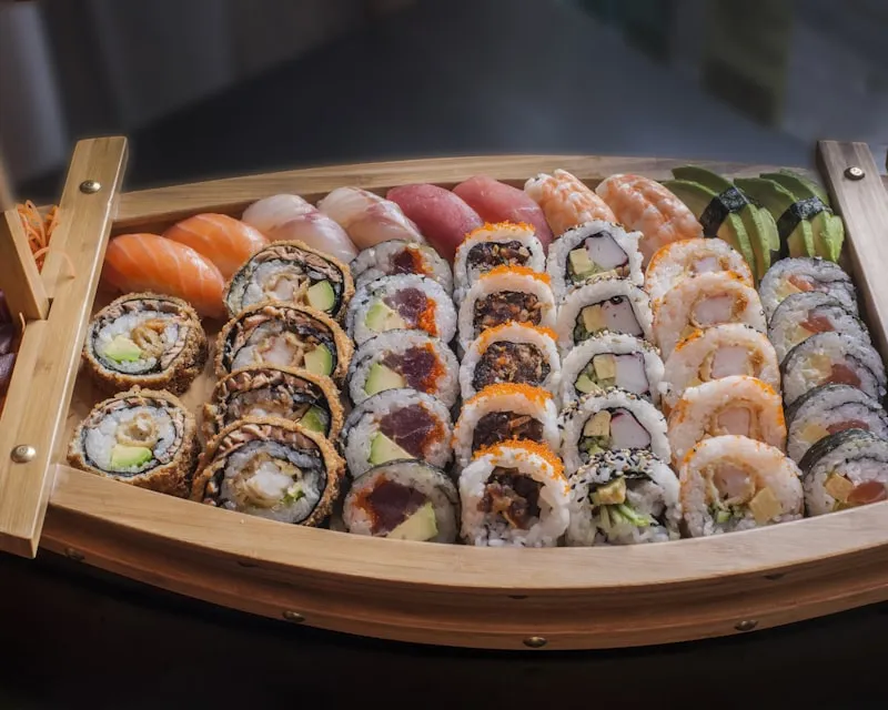 Plateau de sushis variés de YŪKI Sushi Bar